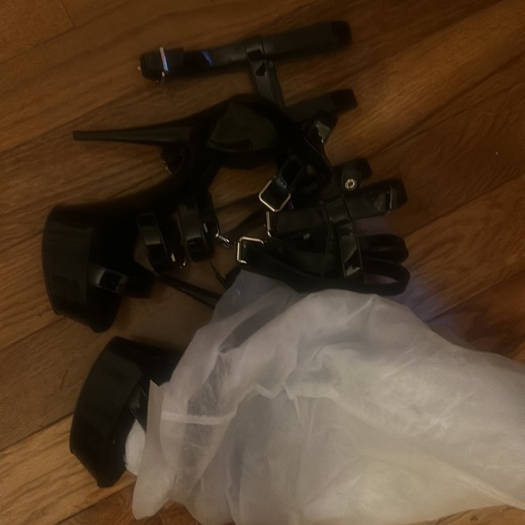 Brand new platform heels - Picture 4 of 4